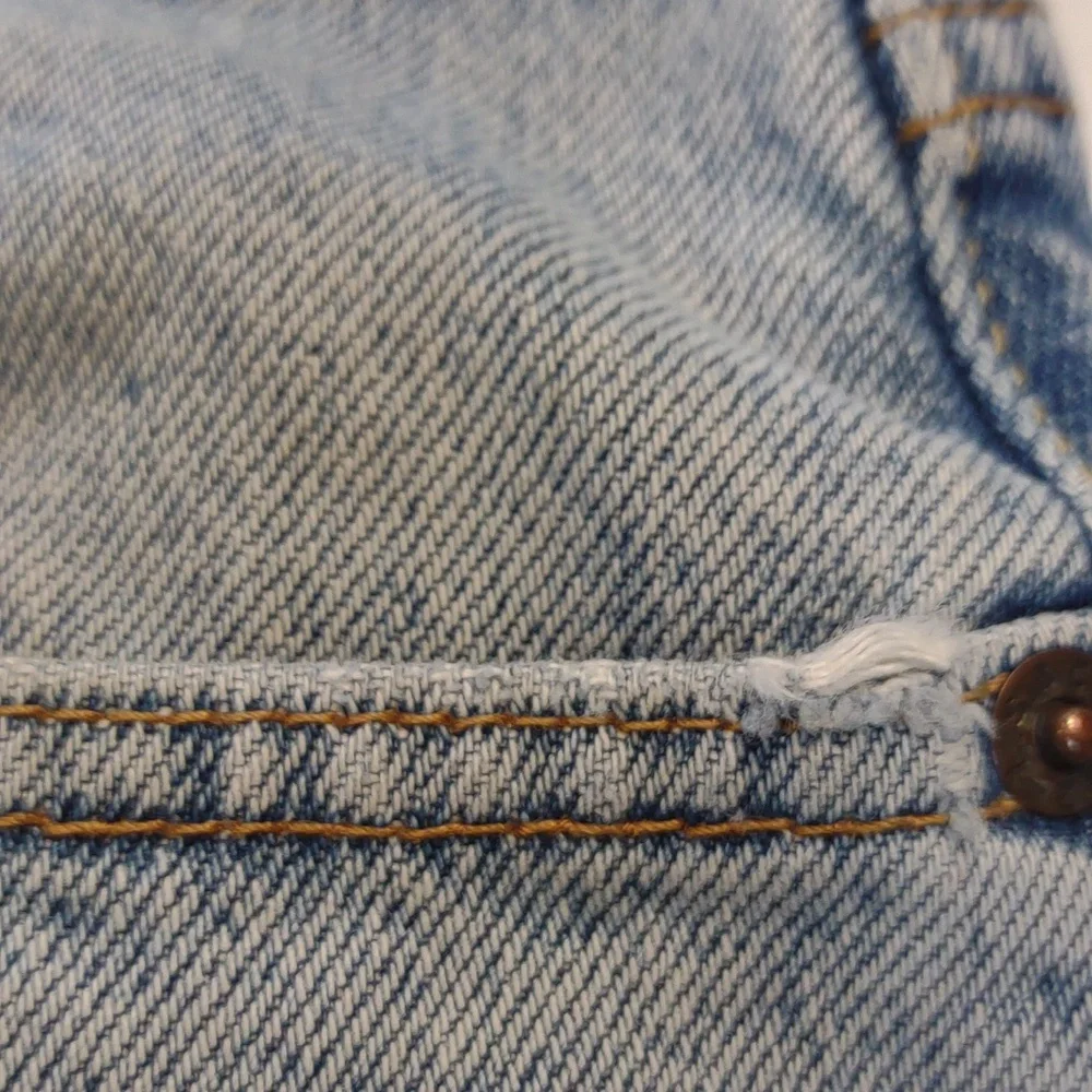 Levi's Men's Signature All Cotton Straight Leg Light Wash Distressed Blue Jeans